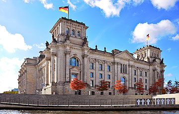 Das Reichstagsgebäude (Spreeseite) Reichstag an der Spree